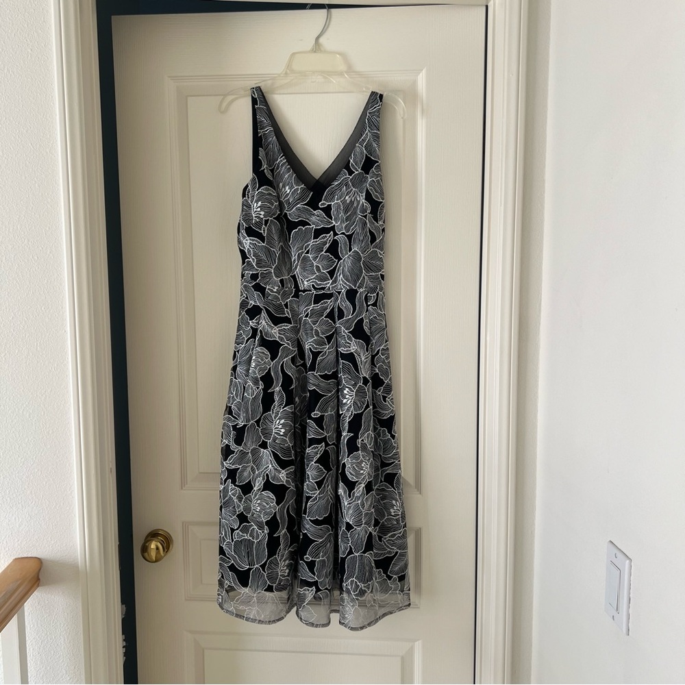 White House black market embroidered floral dress sz4 worn once